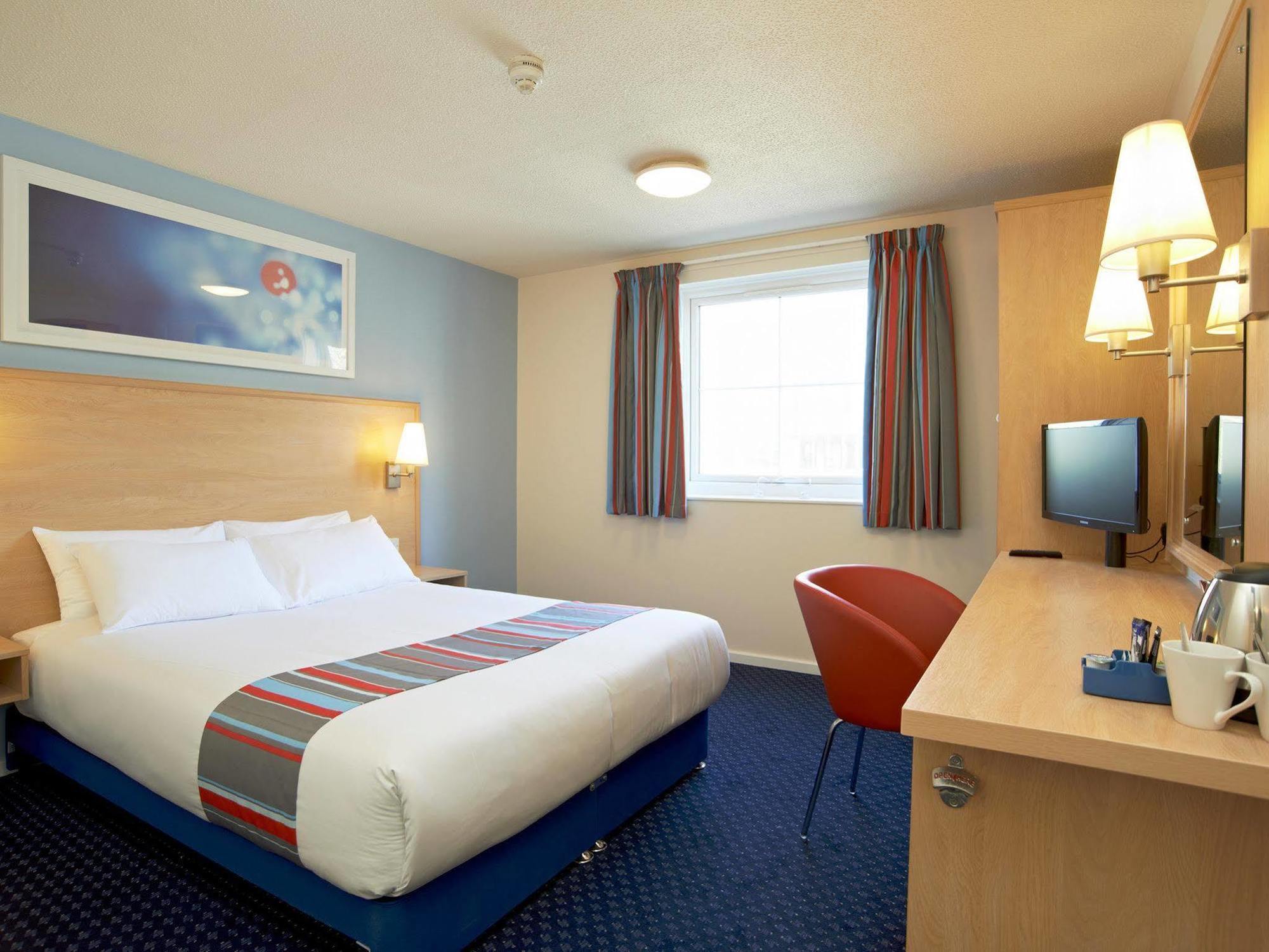 Travelodge Bristol Central Anchor Road Экстерьер фото